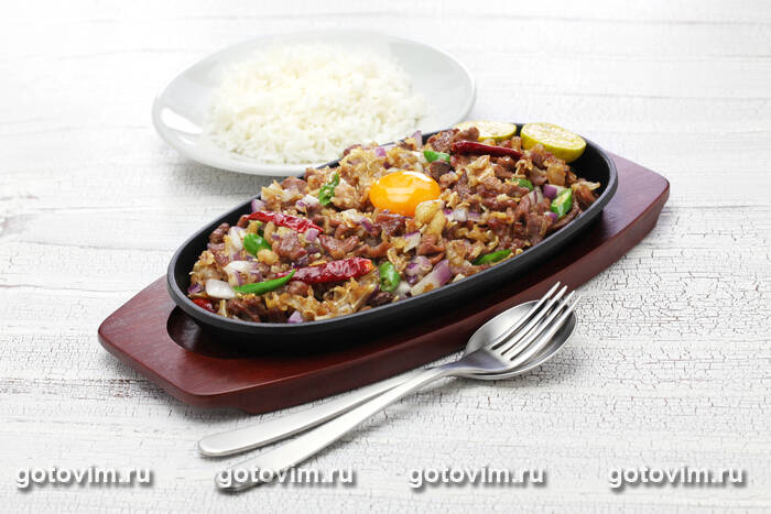 ������������ ������ ����� (Sizzling pork sisig)
