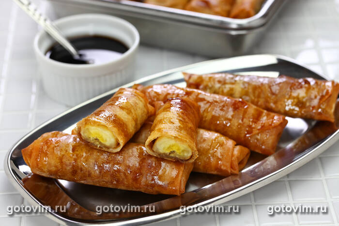 ������ � �������� � ��������-����������� ������ (Banana Lumpia (Turon) with Caramel Sauce)