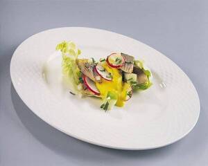 Салат из маринованной норвежской сельди и корнишонов с горчичным соусом