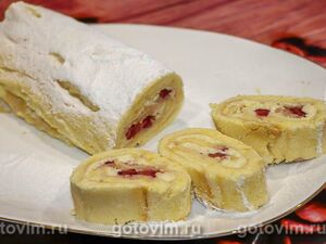Бисквитный рулет с кремом из сгущенки и клубникой
