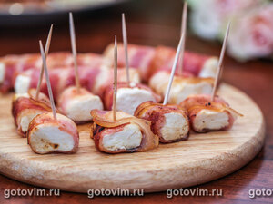 Закуска из брынзы с беконом