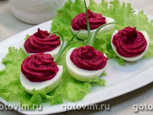 Яйца, фаршированные селедкой и свеклой