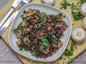 Чёрная чечевица с жареными грибами