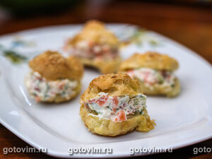 Гужеры с копченой семгой и сливочным сыром