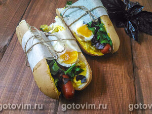 Хот-дог с острым маринованным перчиком, сыром фета и яйцом всмятку