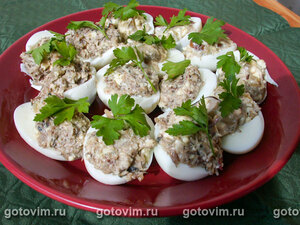 Яйца фаршированные шпротами