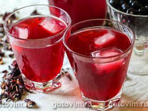 Холодный чай каркаде с черной смородиной