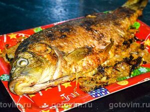 Карп целиком, запеченный в духовке с морковью и луком