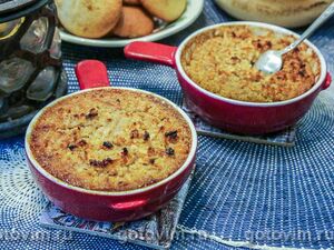 Крупеник из пшенной каши с яблоками и корицей