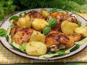 Куриные бедра в духовке, запеченные с зеленым маслом с базиликом
