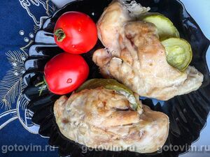 Кармашки из куриных грудок, фаршированные кабачками и соусом песто