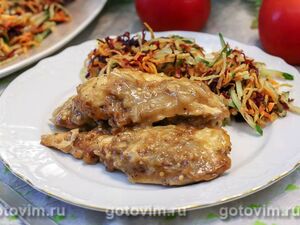 Куриная грудка, запеченная в луковом соусе с горчицей, винным уксусом и сыром