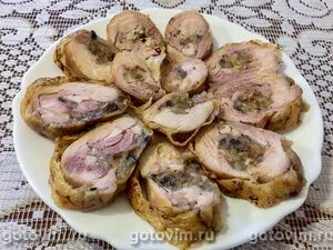 Куриные бедра, фаршированные грибами и запеченные в духовке