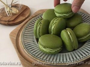 Макаруны с кремом из сливочного сыра и чая матча