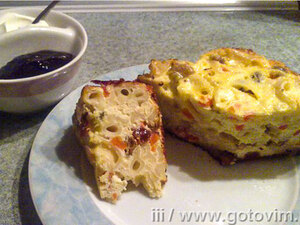Макаронная запеканка с творогом, морковью и изюмом