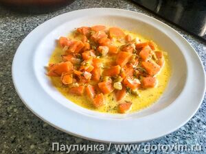 Тушеная морковь со сметаной и оливками