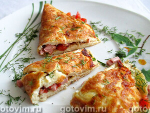 Омлет, фаршированный колбасой и помидорами, в мультиварке