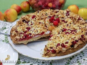 Песочный пирог с малиной и безе