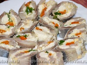 Рулет из селедки с плавленым сырком и яйцом