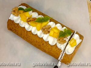 Рулет из морковного бисквита с орехами и творожной начинкой