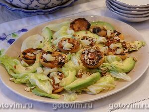 Салат из жареных абрикосов с авокадо, сыром и салатом айсберг