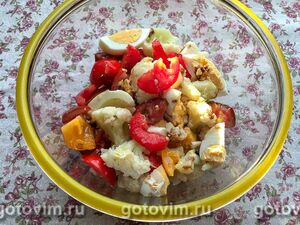 Салат из цветной капусты с помидорами и яйцами