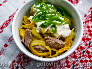 Мясной салат с говядиной и яичными блинчиками