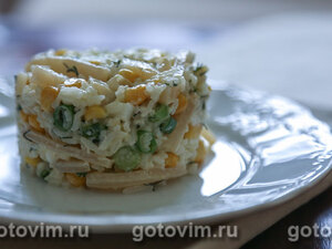 Рисовый салат с кальмарами