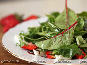 Салат из моцареллы с клубникой, мангольдом, шпинатом и рукколой