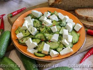 Салат из огурцов с каймаком, чесноком, перцем чили и зеленью