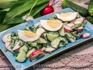 Овощной салат с редиской, огурцами и черемшой