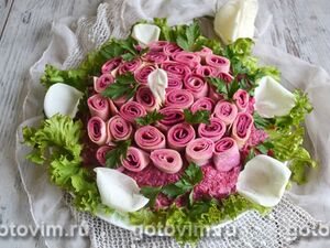 Слоеный салат с блинами «Букет роз»