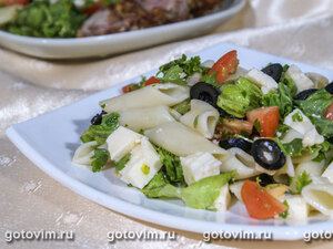 Макаронный салат с брынзой и маслинами