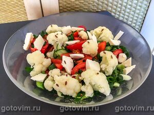 Салат из цветной капусты с сыром фета и семенами льна