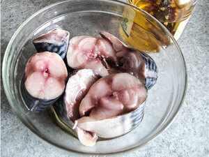 Соленая скумбрия (в тузлуке)