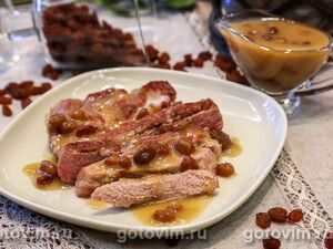 Стейки из свиной шеи с соусом из изюма и горчицы