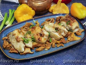 Жареный судак с луком и лисичками