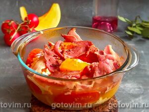 Тыква, запеченная в духовке кусочками с помидорами, беконом и вином
