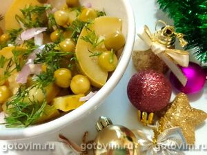 Салат из маринованных кабачков с солеными огурцами и зеленым горошком