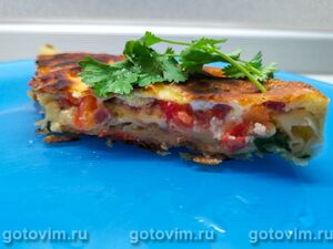 Конвертик из лаваша с колбасой, сыром и яйцом на сковороде
